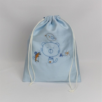 Saco de pano azul claro com cordões brancos e bordados de gato, passarinho e rato