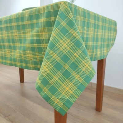 Toalha de mesa xadrez verde e amarelo em mesa de madeira
