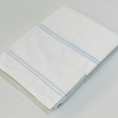 Lençol branco dobrado com costura azul
