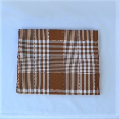 Lenço castanho e branco com padrão xadrez