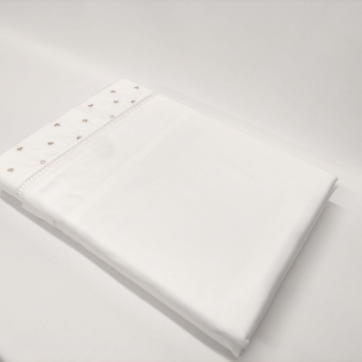 Lençol branco com faixa decorativa dourada e renda