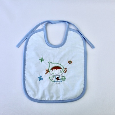 Babete branco com bordadura azul e bordado de menina e flores