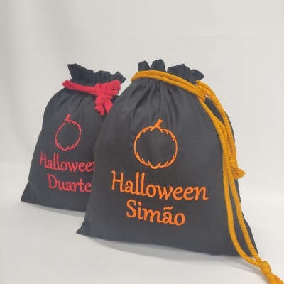 Duas bolsas pretas com cordões coloridos e bordados temáticos de Halloween