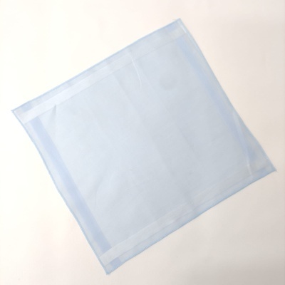 Toalha azul claro quadrada com bordas costuradas