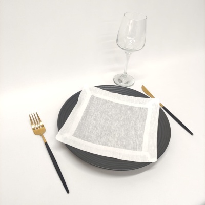 Conjunto de talheres, prato, guardanapo e copo sobre fundo branco