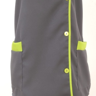 Vestido ou bata cinza com detalhes amarelo-limão e bolsos