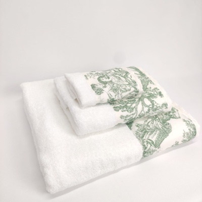 Jogo de toalhas branco com faixa verde decorativa dobradas sobre fundo branco