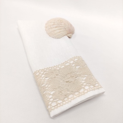Guardanapo branco com renda bege e concha marinha