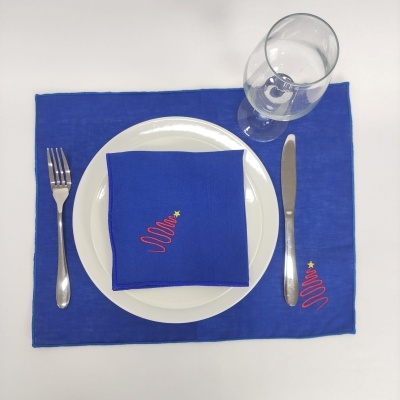 Conjunto de mesa azul com bordado de árvore de Natal, prato branco, talheres e copo