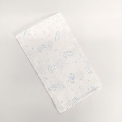 Fralda branca com desenhos azuis de ursinhos e estrelas