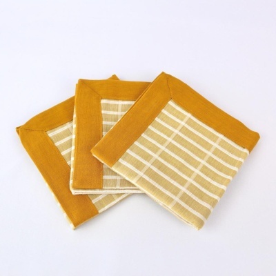 Três panos de cozinha em tecido bege com riscas brancas e borda amarela mostarda