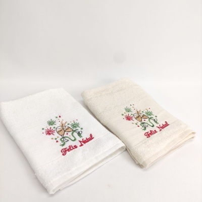 Duas toalhas bordadas com tema de Natal, uma branca e outra bege