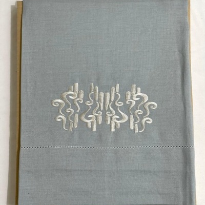 Toalha cinzento claro com bordado branco e linha de pontos decorativos