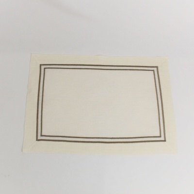 Tapete rectangular creme com moldura castanha