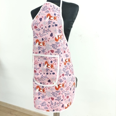 Avental rosa com padrão de raposas e folhas e bolso frontal branco