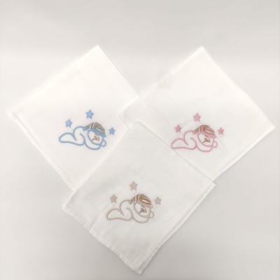 Três fraldas de pano brancas com bordados coloridos de bebé a dormir e estrelas