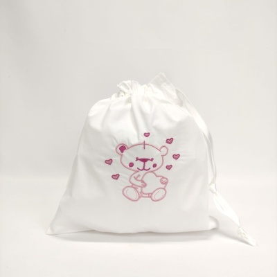 Saco branco em tecido com desenho rosa de urso e corações