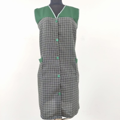 Veste de cozinha xadrez preto e branco com parte superior verde e botões verdes