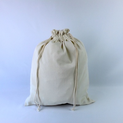 Saco de tecido cru com cordão de fecho em tom bege claro