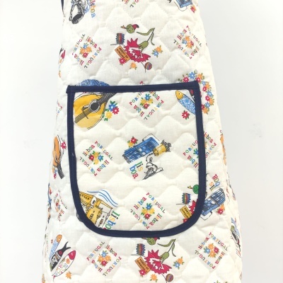Avental acolchoado branco com desenhos coloridos e bolso frontal