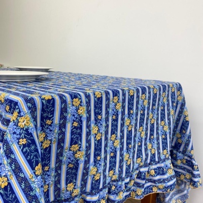 Toalha de mesa azul com padrão floral amarelo e azul e listras