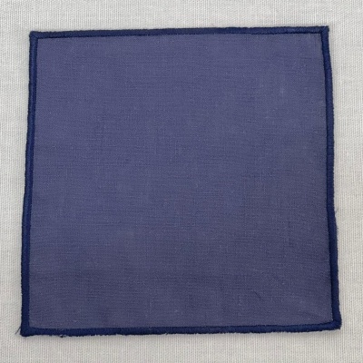 Lenço azul-escuro quadrado com bordas costuradas