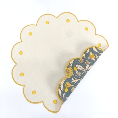 Guardanapo ou toalha de mesa redonda creme com pontos amarelos e padrão floral no verso