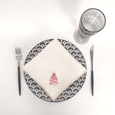 Conjunto de jantar com prato padrão preto e branco, guardanapo com bordado árvore de Natal, talheres e copo transparente