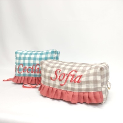 Dois sacos de tecido xadrez com nomes bordados Cecília e Sofia