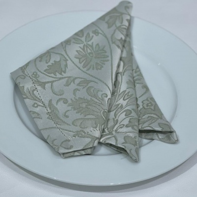 Guardanapo cinza com padrão floral em prato branco