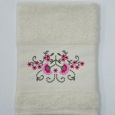 Toalha de rosto branca com bordado floral rosa e verde