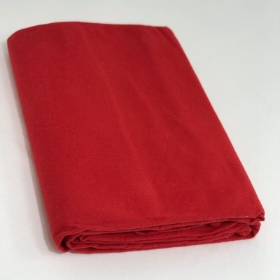 Pano vermelho dobrado sobre fundo branco