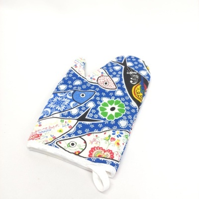 Luvas de forno com padrão de peixes coloridos e flores