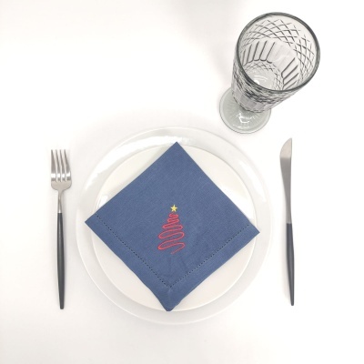 Conjunto de utensílios para refeição com guardanapo de Natal azul e prato branco