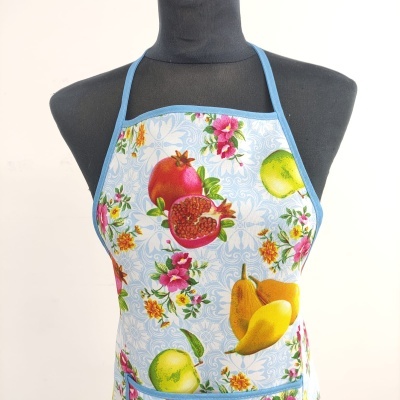 Avental azul com padrão de frutas e flores em manequim preto