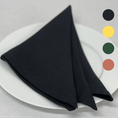 Guardanapo preto em prato branco sobre fundo branco