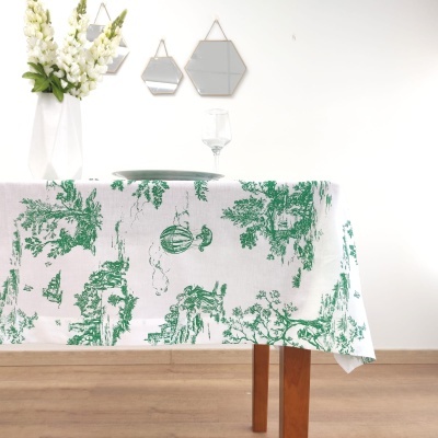 Toalha de mesa branca com padrão verde e decoração com espelhos e flores