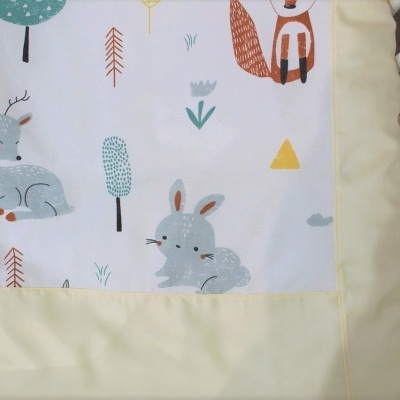 Cobertor para bebé com desenhos de animais e árvores em fundo branco e borda amarela claro