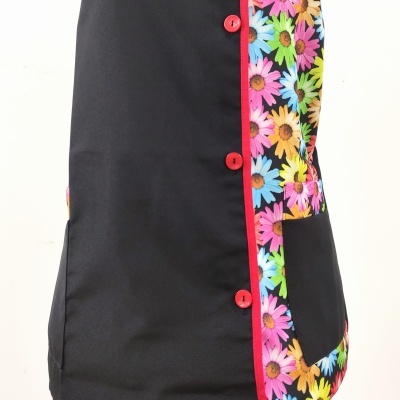 Casaco preto com botões vermelhos e detalhes florais coloridos