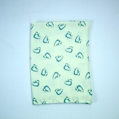 Toalha de tecido creme com padrão azul sobre fundo branco