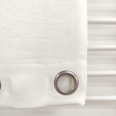 Cortina branca com ilhós metálico prateado