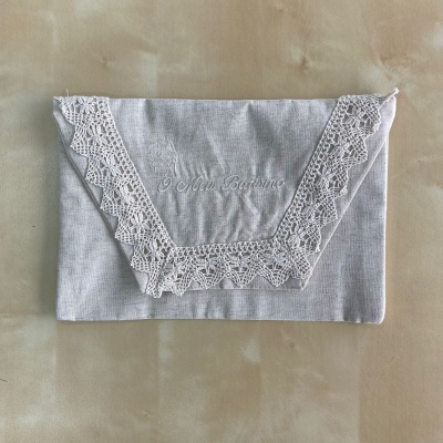 Envelope ou saco cinzento com renda branca e bordado O Meu Batismo