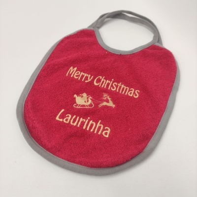 Babete vermelho com acabamento cinzento e texto bordado de Natal