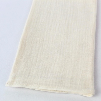 Toalha ou pano de tecido creme com textura ondulada