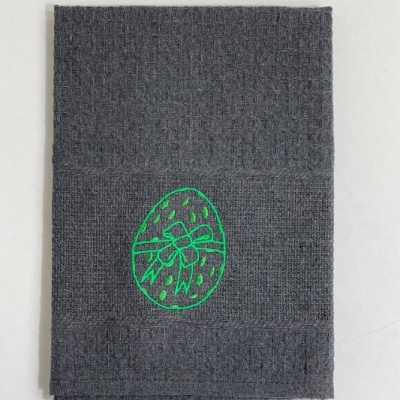 Toalha cinza com bordado verde de ovo com laço