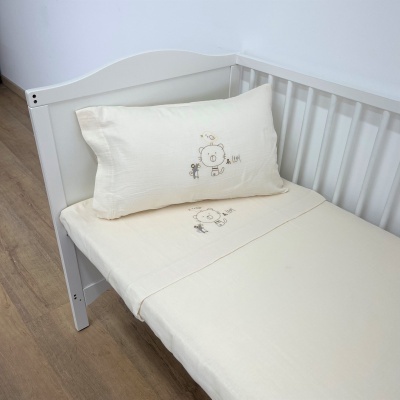 Berço branco com colchão e almofada creme bordados com ursinhos