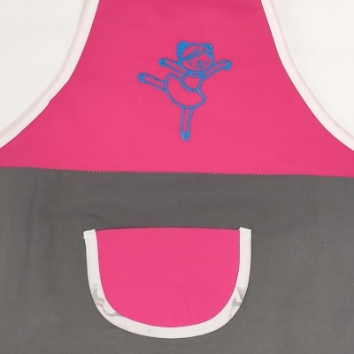 Avental rosa e cinza com bordado azul de urso a dançar e bolso rosa