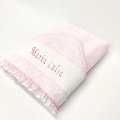 Toalha rosa para bebé com o nome Maria Luísa bordado e renda branca na bainha