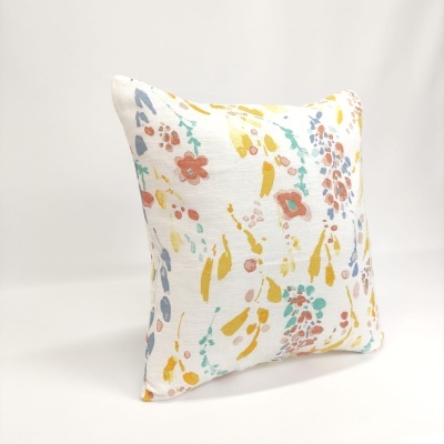 Almofada com padrão floral colorido sobre fundo branco