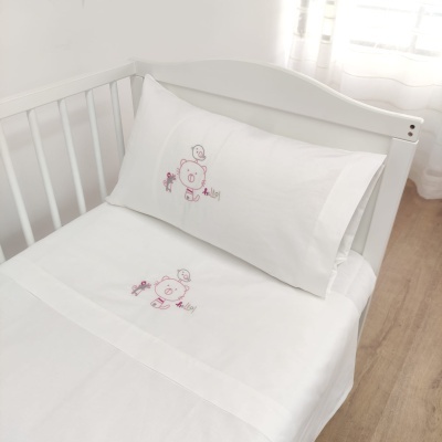Conjunto de roupa de bebé branco com bordados de ursinho e passarinho